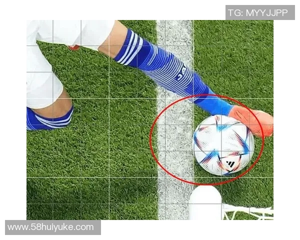 足球比赛中球出界后如何判定哪方得球的规则解析