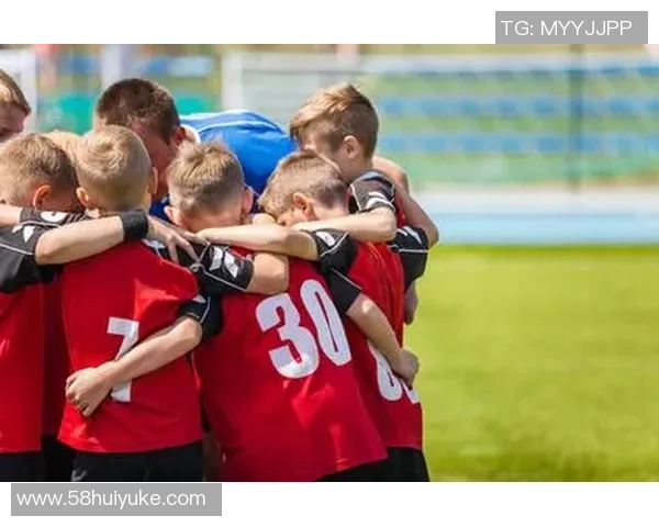 足球球星在赛场鼓掌庆祝瞬间展现激情与团队精神的完美融合